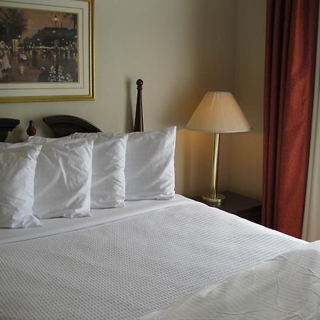 Chisholm Suite Hotel Duncan Habitación foto
